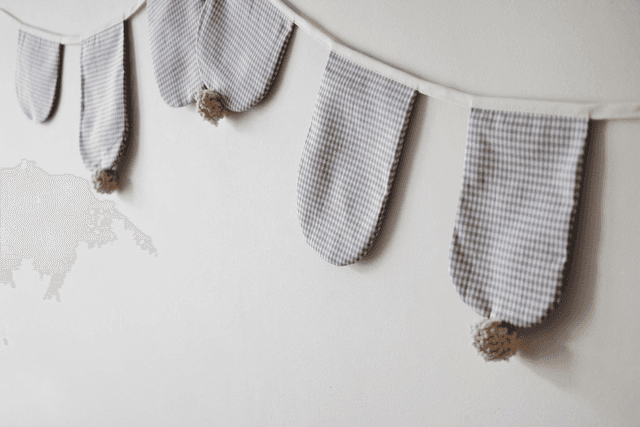 Guirlande à pompons - vichy gris